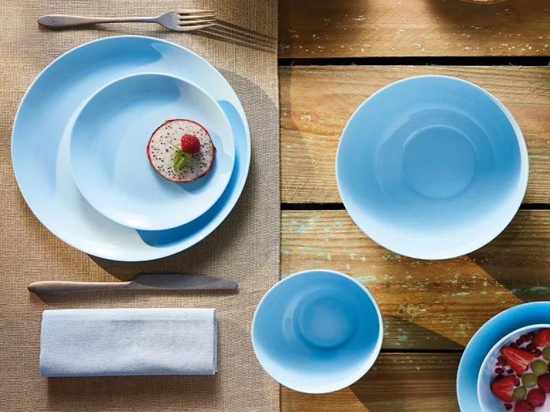 Άθραυστα μπλε πιάτα από οπαλίνα για καθημερινή χρήση.