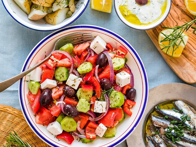 choriariki-salata-kai-tzatziki